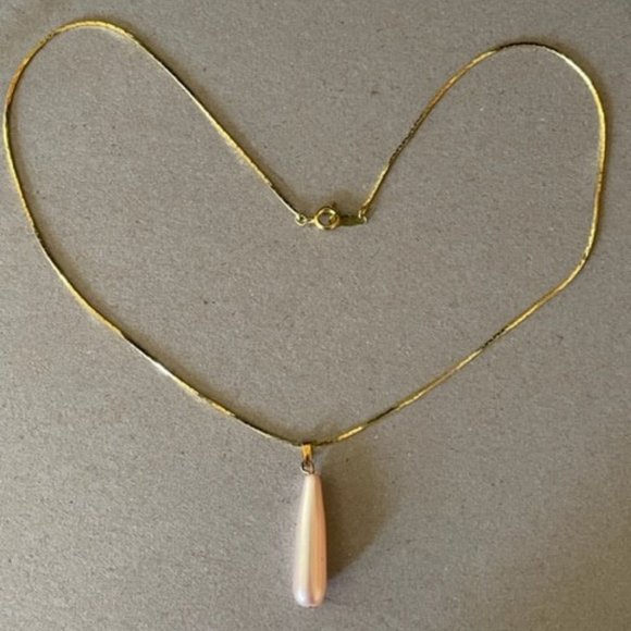 Faux Pearl Pink Teardrop Pendant Hanging from an 18" 80's Gold Chain, Classic - Picture 1 of 7